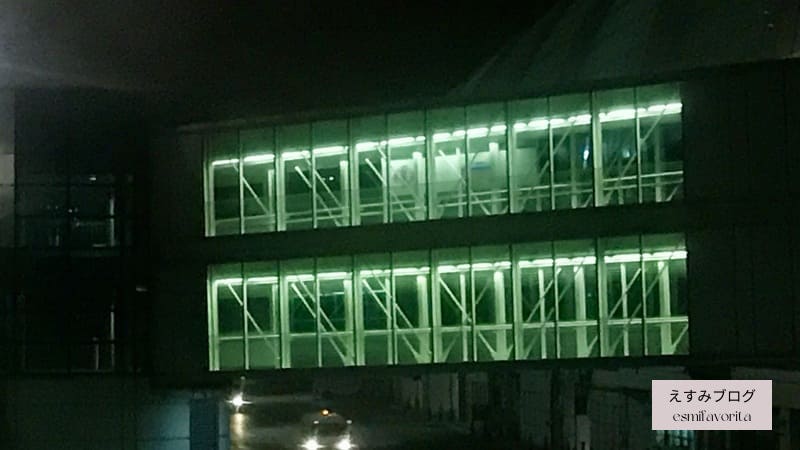 ドバイの2階建通路