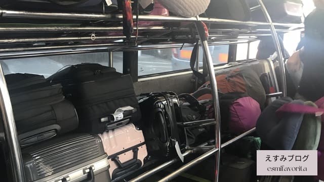 バスの中の荷物棚
